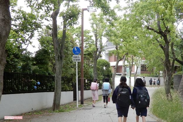 施設の周辺には幼稚園、小中学校があり、登下校時間の通学路は小中学生でにぎわう