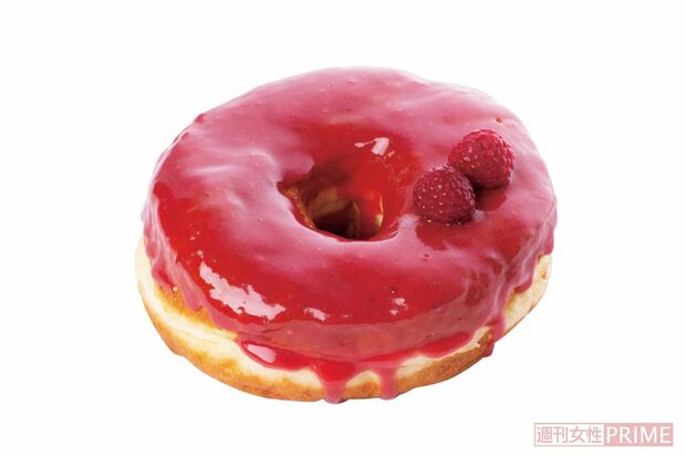 ビビッドなピンクに気分上々！『Framboise』/DUMBO Doughnuts and Coffee　　NYスタイルのドーナツ。「ふわっふわのドーナツに甘酸っぱいフランボワーズグレーズがすごく合う！」。着色料不使用なのもポイント／450円 12cm
