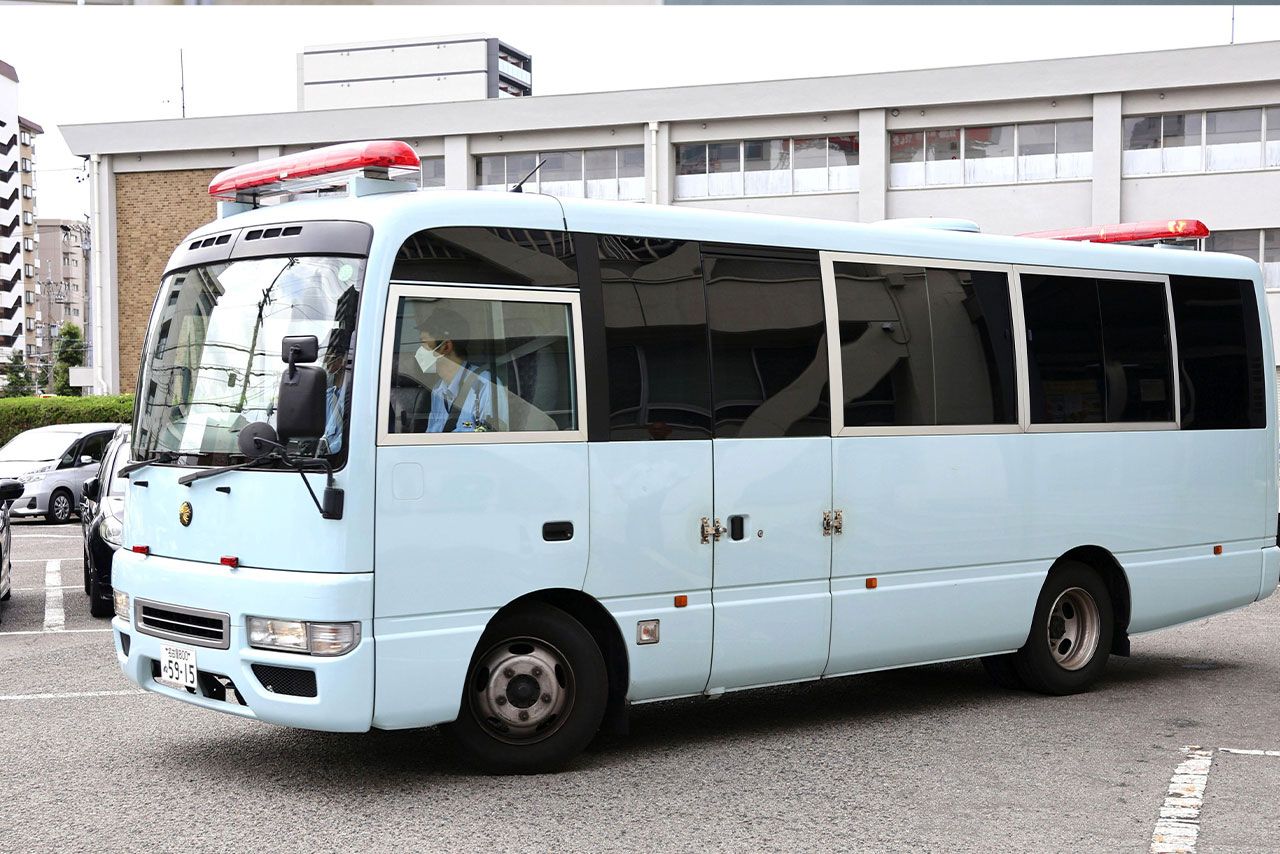 2025年6月26日、愛知県警熱田署から出てきた森山勇二容疑者を乗せた警察車両（共同通信）