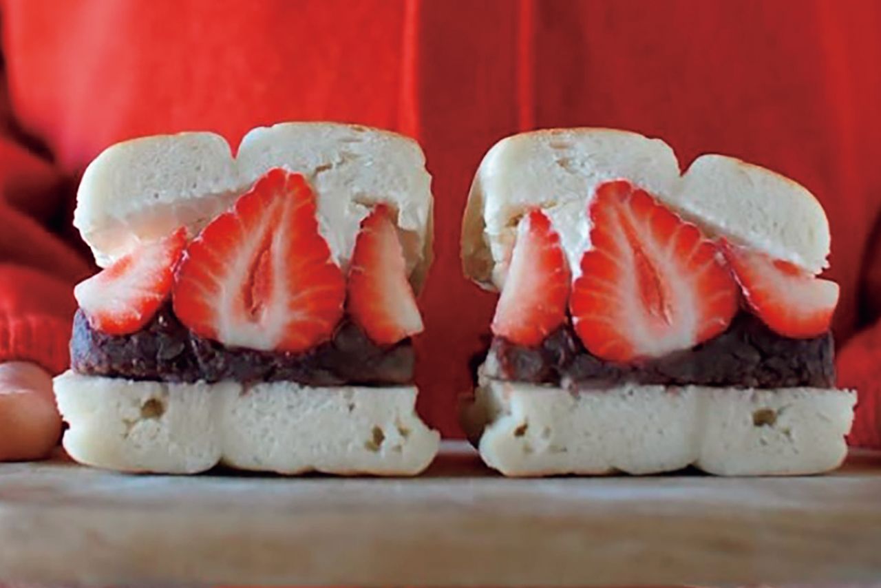 米粉のベーグルによく合う大人気な一品。「粒あんマスカルポーネと苺」800円