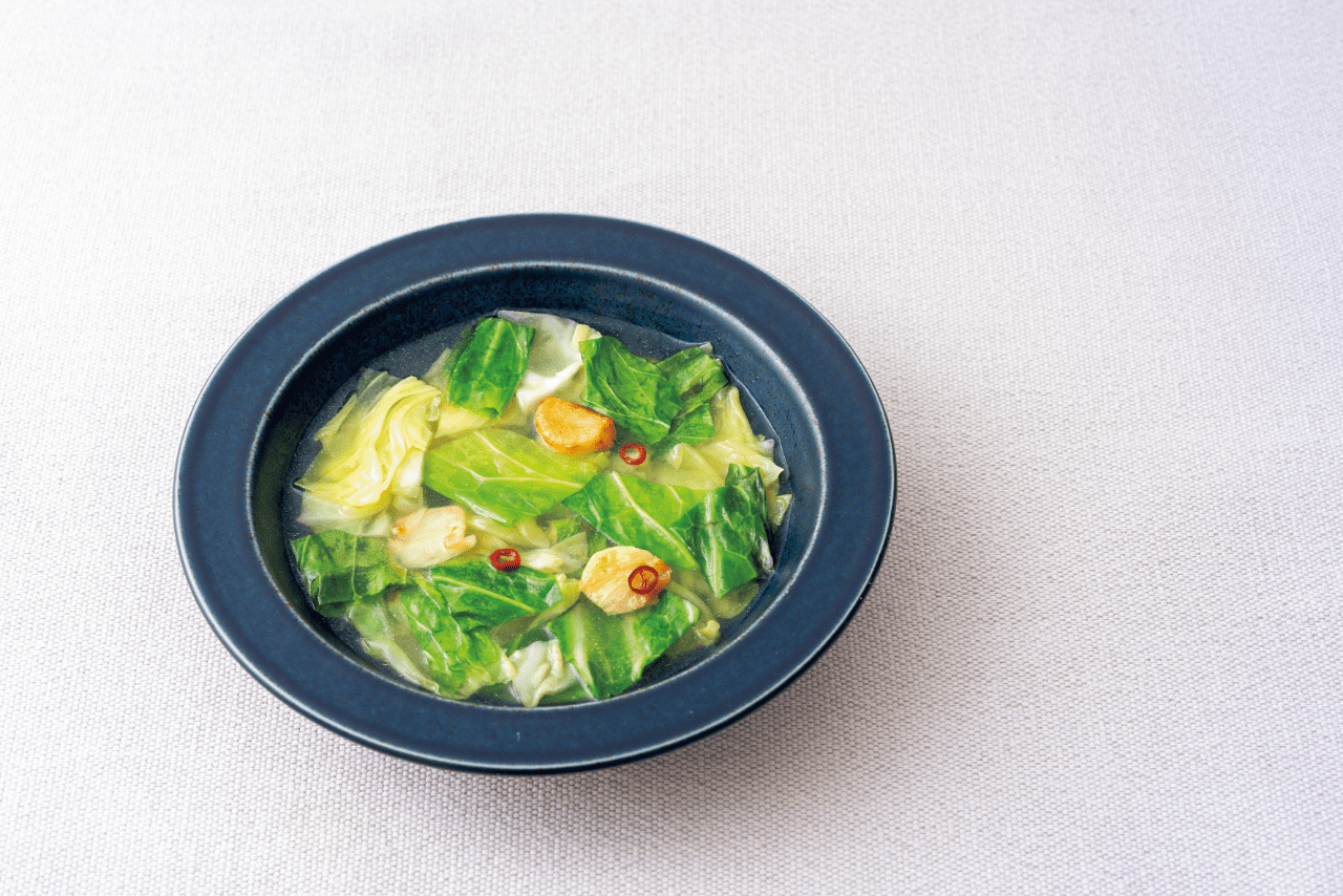 キャベツのペペロン チーノスープ（料理考案・調理／柳井泉　撮影／有光こうじ写真事務所）