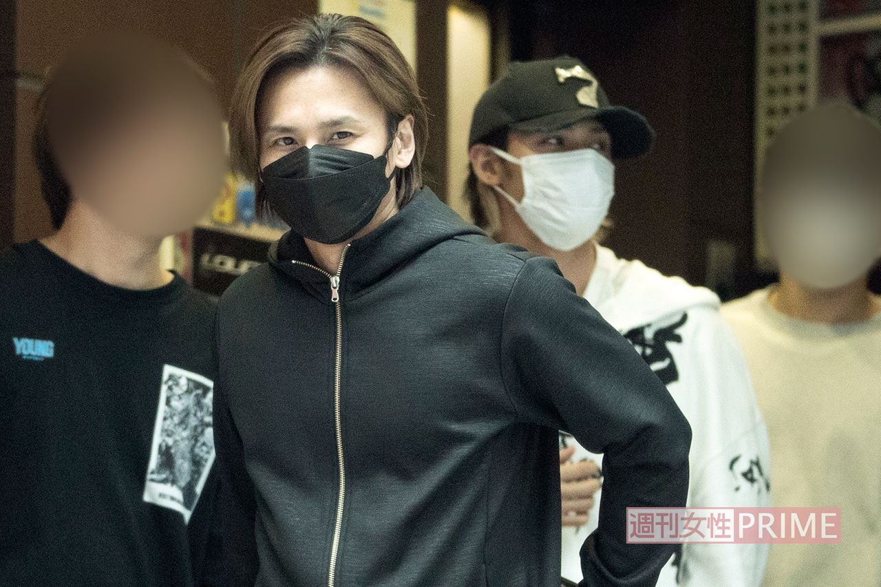 10月下旬の午前７時、“白黒コーデ”でバーを後にする堂本光一と上田竜也