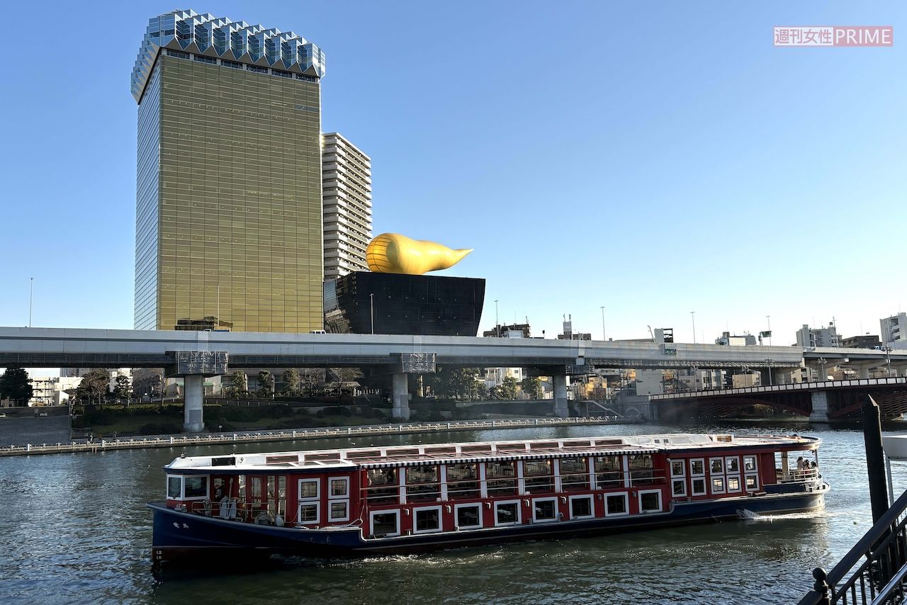 隅田川のテラスはきれいに整備されて、観光客が目立つ　写真／編集部