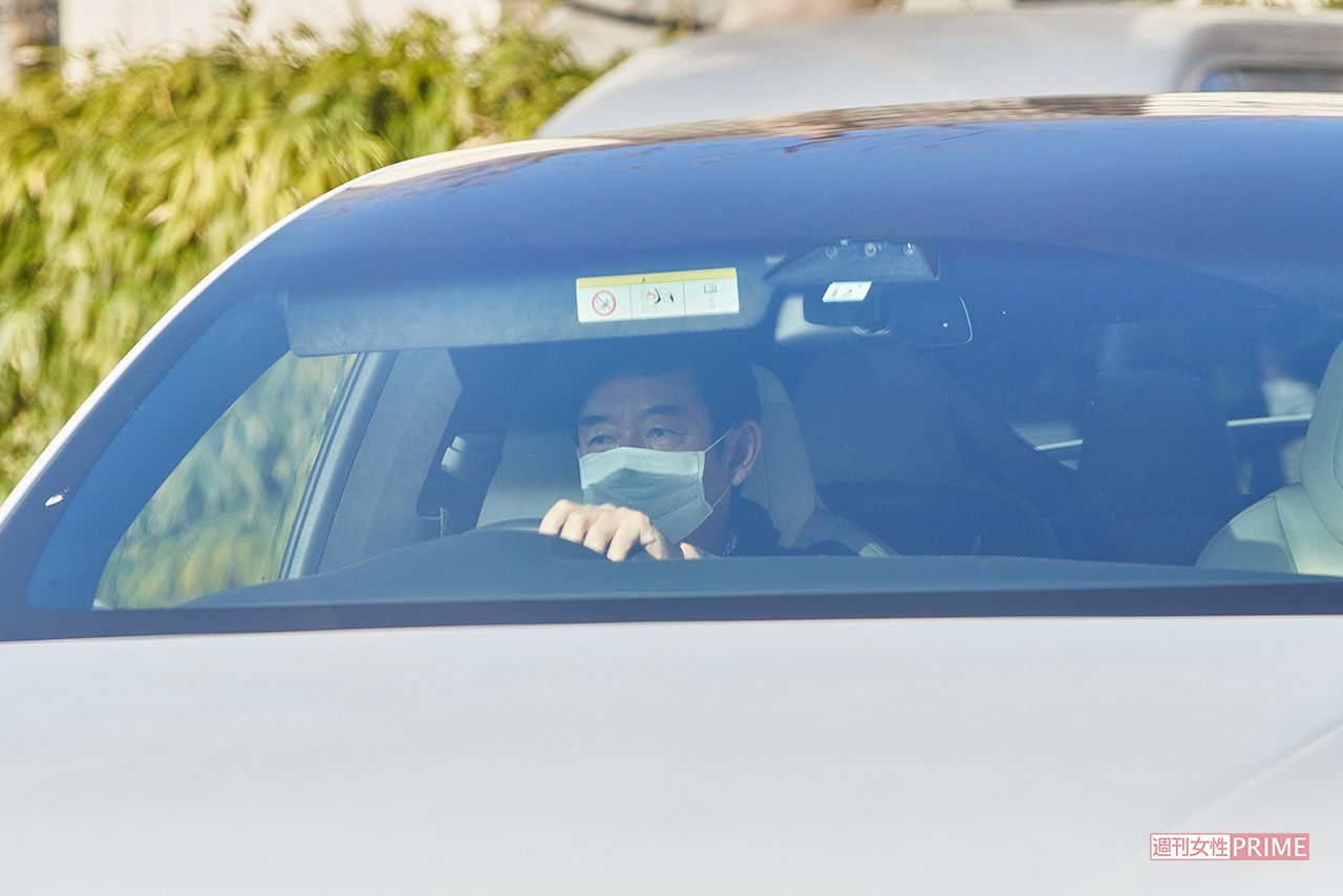 子どもを送り届けに来た石田純一