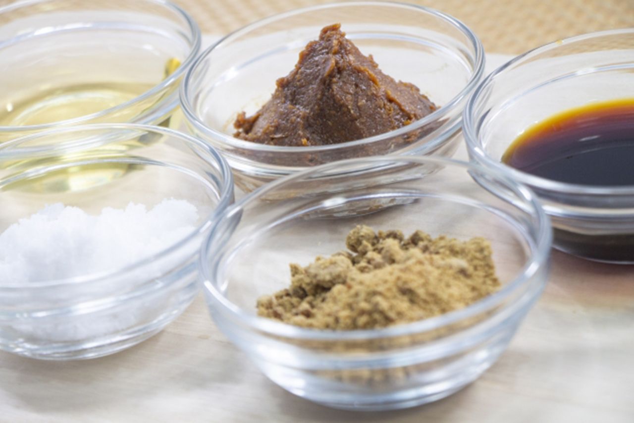 しょうゆやみそ、砂糖やみりんなど、和食に使われる調味料は糖質、塩分が多く、とりすぎてしまう傾向　※写真はイメージです