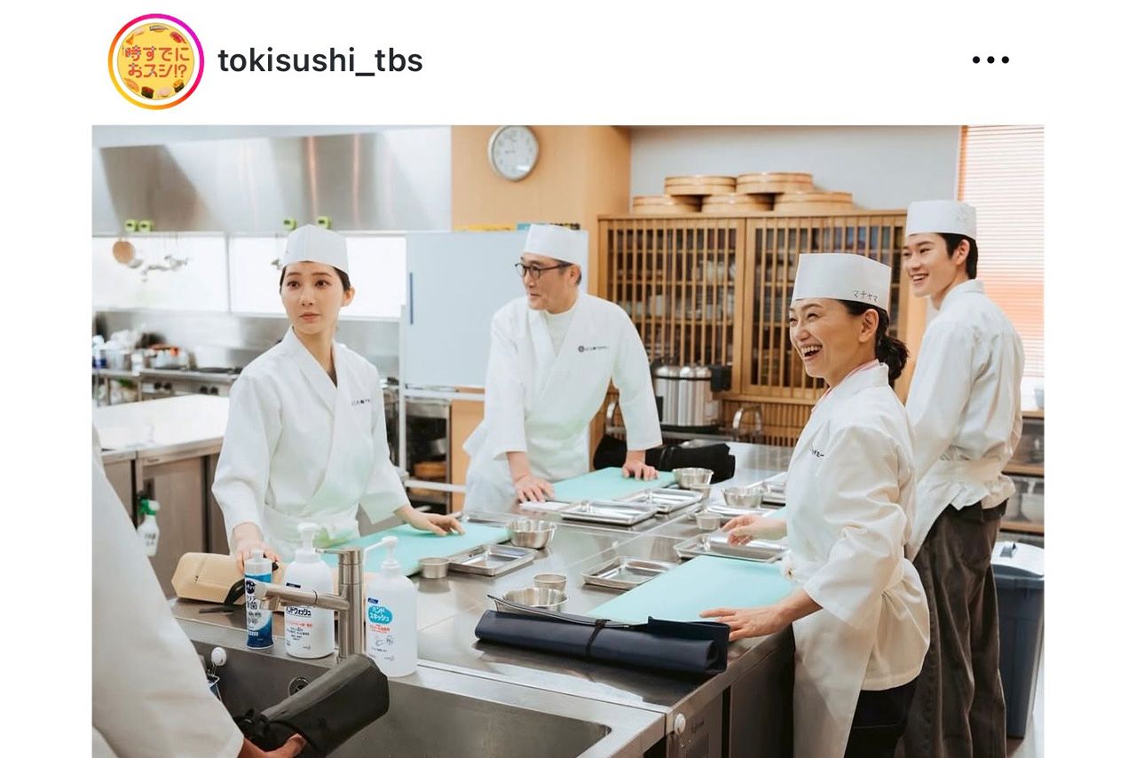 魚をさばくシーンも完璧にこなすファーストサマーウイカ（『時すでにおスシ!?』公式インスタグラムより）