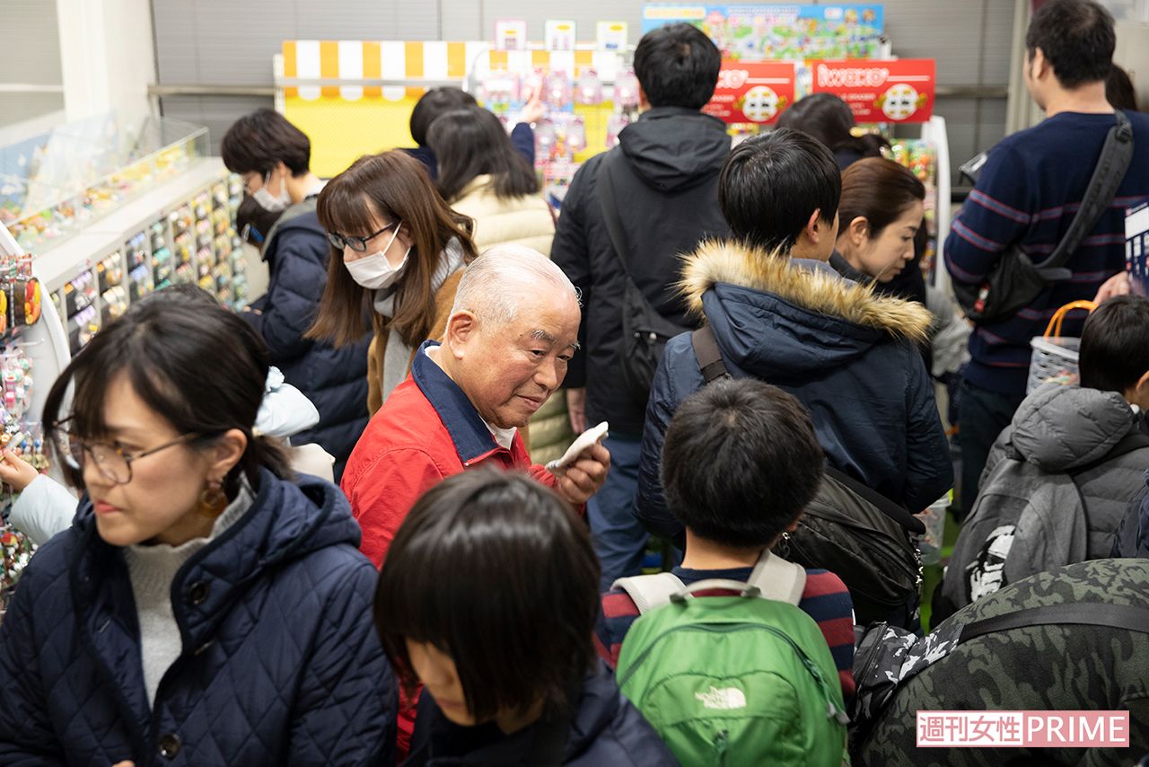 見学の最後は、お土産コーナーへ。引き出しに詰まった多種類の消しゴムに子どもたちは大興奮。親におねだりして、袋いっぱいに数千円分を購入する子どもの姿も　撮影／齋藤周造