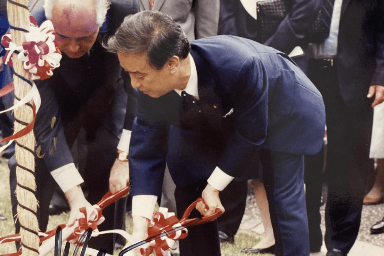 1991年の政務次官当時。記念植樹するゴルバチョフ大統領と海部俊樹首相を典子さんとともに見守る