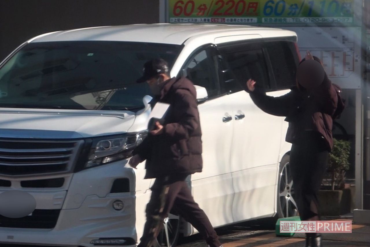 Aさんは、自宅から一緒に出た井上拓真を車まで見送った