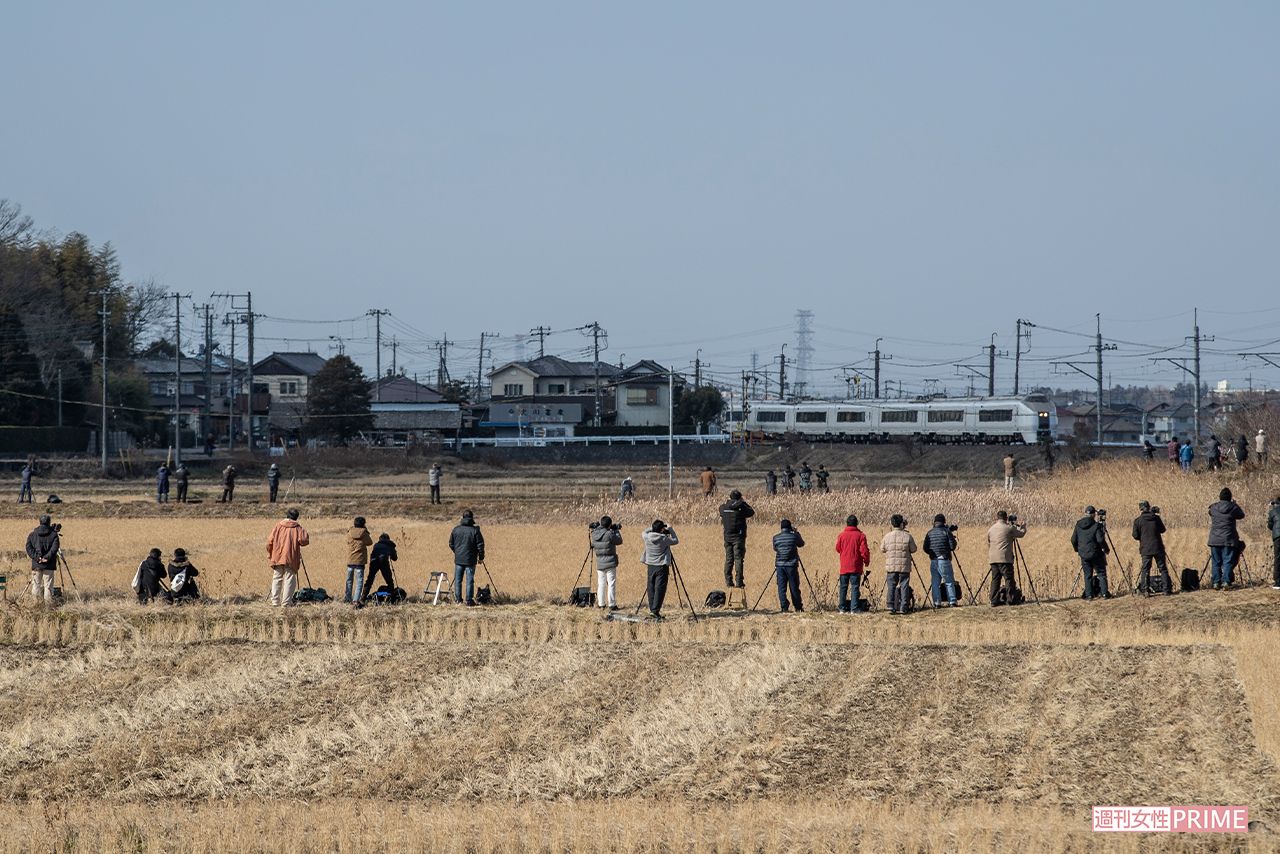 ベストタイミングを狙う、撮り鉄たち　撮影／週刊女性写真班