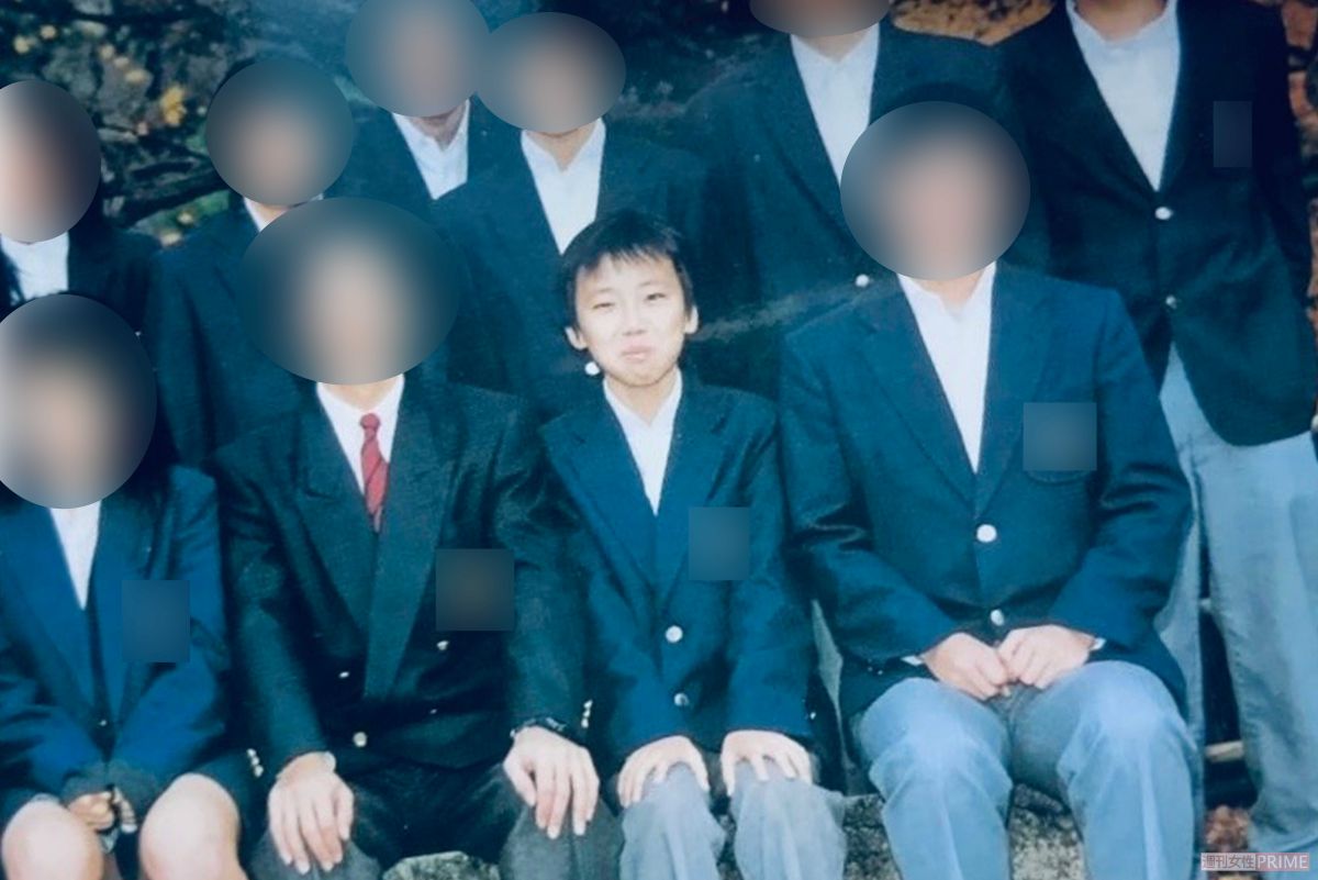 中学校の卒業アルバムの写真、真ん中が安達優季容疑者（読者提供）