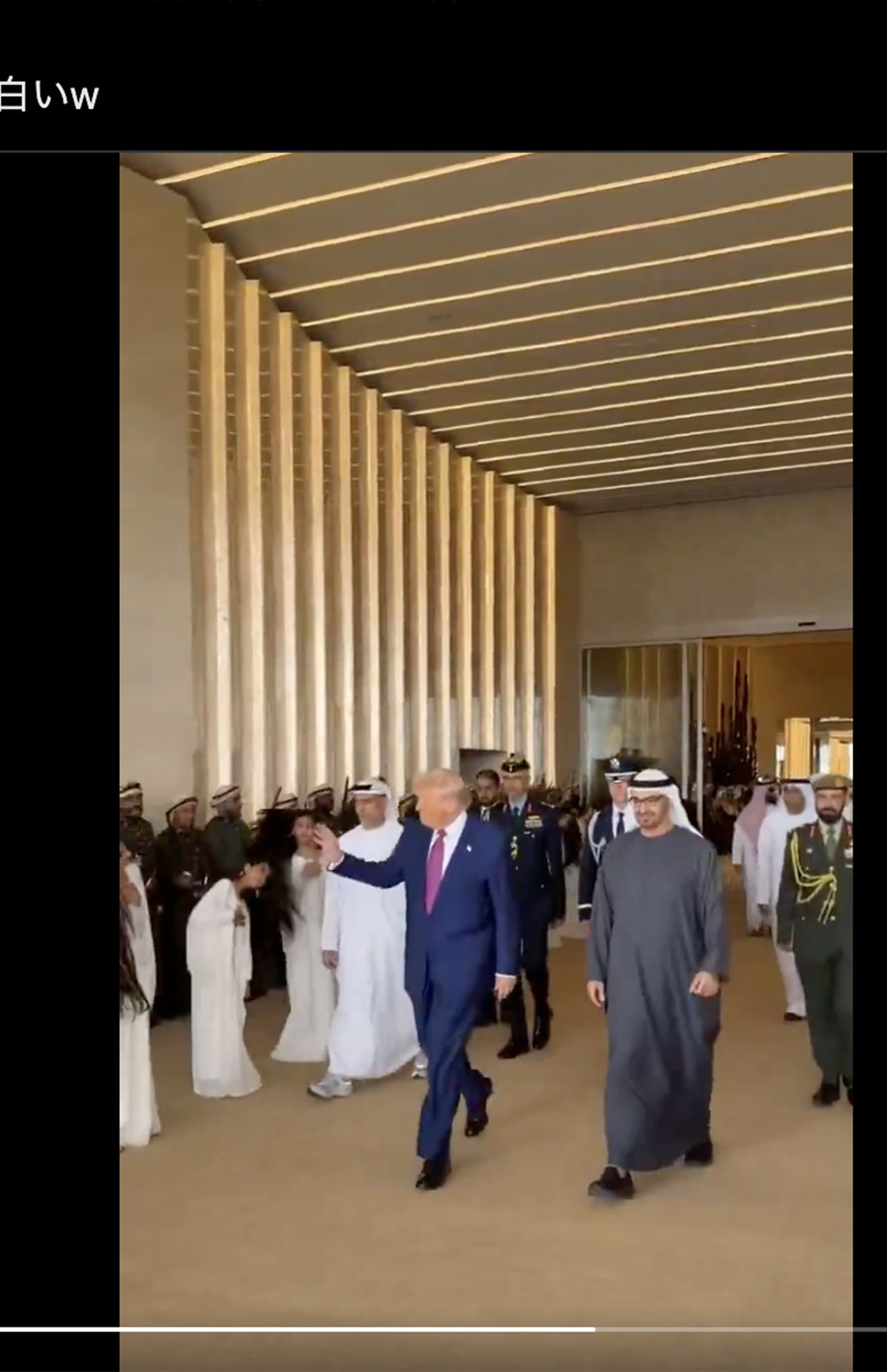 UAE訪問のトランプ大統領を頭を振り回して歓迎する現地の若い女性たち（Xより）