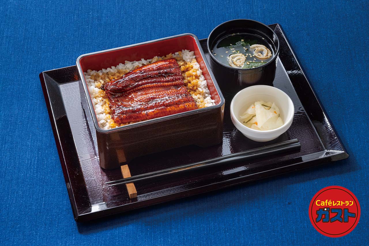 「ガスト」厳選したうなぎを4度焼きでふっくら香ばしく仕上げた本格派。日替わりスープとドリンクバー付きで満足度も高い。「モーニングうな重（味噌汁、漬物、追いだれ付き）」1484円※6/18より、セットの内容が味噌汁に変更