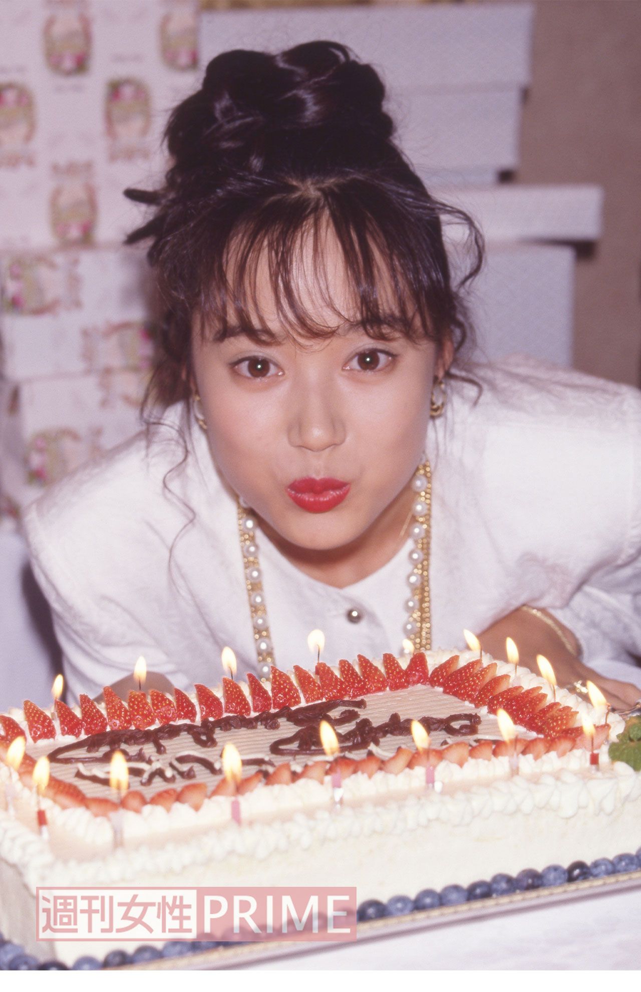 アイドル時代のバースデーイベントにて。ケーキを前に記念撮影