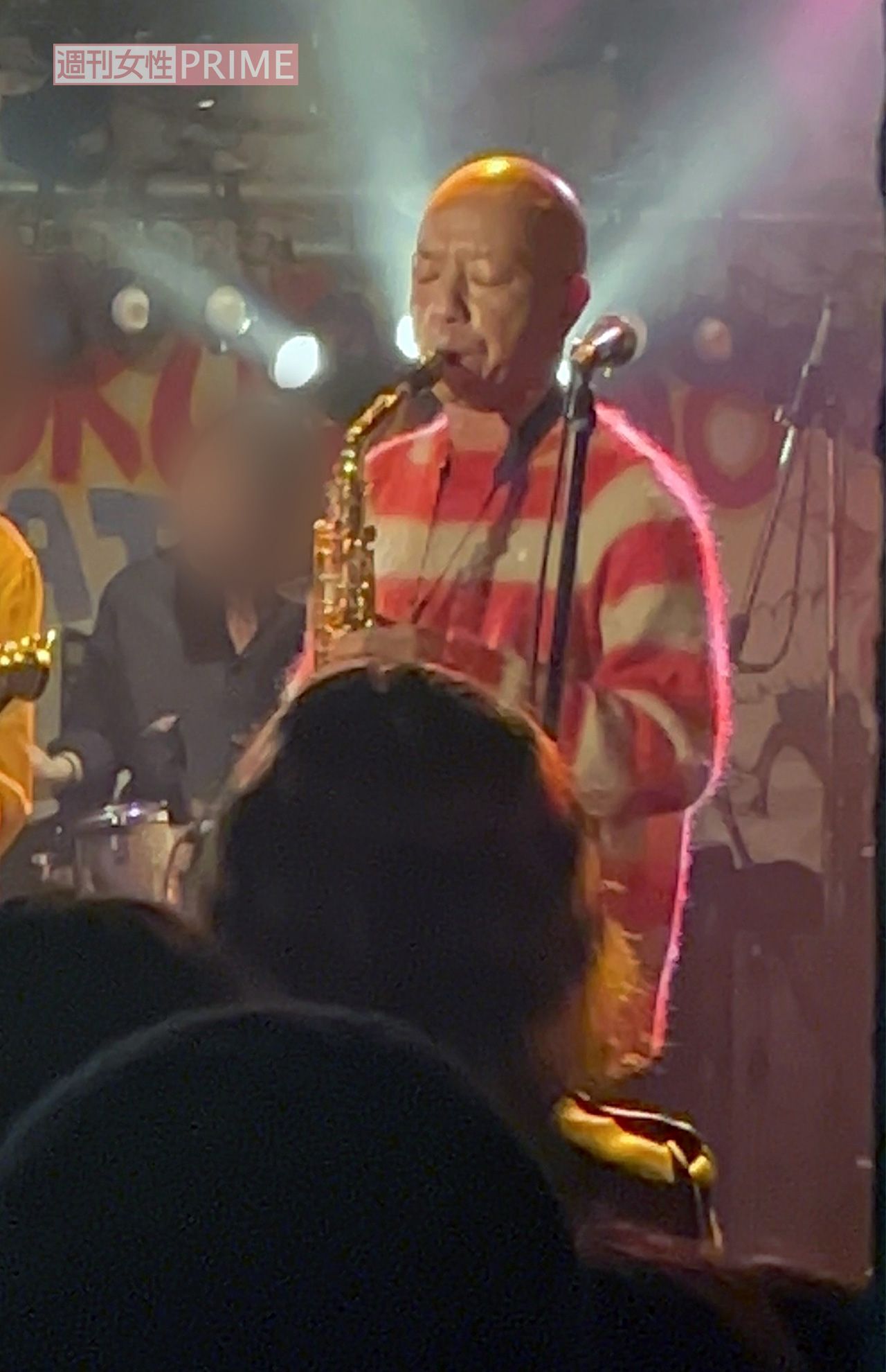 赤と白のボーダーニット姿でサックスを吹くバイきんぐ・小峠英二。ライブ中は観客の笑いを誘うひと幕も