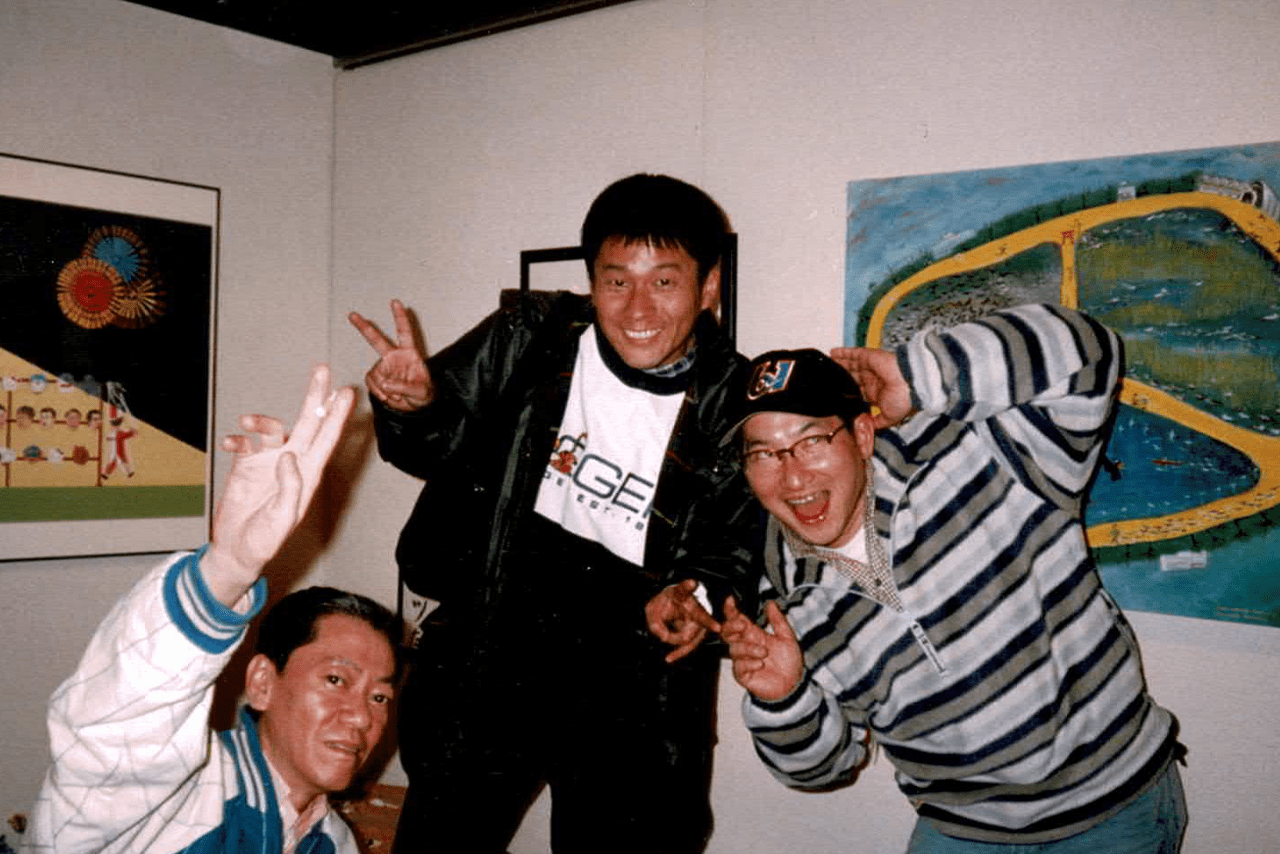 山田が恩師と慕う高田（左）。右は落語家の春風亭昇太