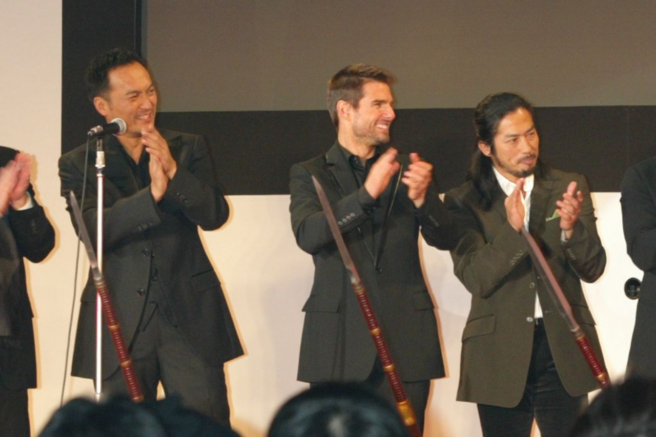 ’03年の映画『ラストサムライ』のジャパンプレミアではトム・クルーズを挟んで渡辺謙と真田広之