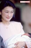 1994年12月29日にご誕生。身長50.5センチ、体重2766グラム。秋篠宮さまは「心身とも佳い子に育ってほしい」との願いから「佳子」と命名された