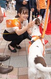 街頭演説後、有権者の飼い犬と触れ合う参政党「さや」氏(7月12日)