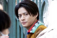 平野紫耀、パリ訪問のオフショットで公開したジャージ＆“ハンチング帽”姿が「競馬好きのおじさん」まさか…