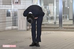 10月30日、釈放され深々と頭を下げた伊藤健太郎