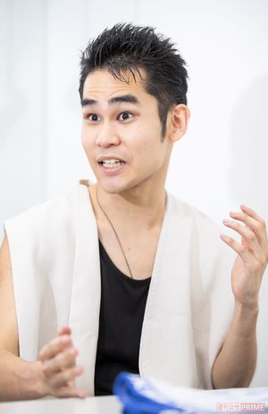 「バイオリンは家族のおかげ、自分の力で身につけたのはトークだけ」と笑わせる　撮影／廣瀬靖士