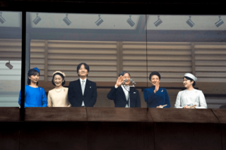 宮殿・長和殿のベランダに立つ天皇、皇后両陛下、愛子さま、秋篠宮ご夫妻、佳子さま