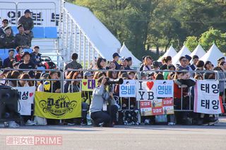 日本などアジア各地からファンが来場。「会場内は野宿禁止なのですが、場所取りのため深夜から並ぶファンも」（軍の広報担当）　撮影／古林由香