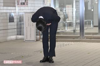 10月30日、釈放され深々と頭を下げた伊藤健太郎