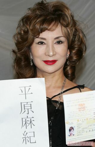 2004年、カルーセル麻紀が戸籍を変えた際の記者会見のもよう