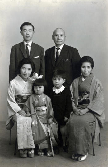 専業主婦だったころ。後列左が夫。父母、長女、長男と