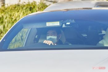 超高級電気自動車SUVで子どもを送り届けに来た石田純一