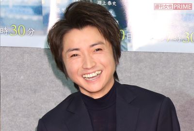藤原竜也、初の家族3ショット！  子どもをあやすパパの顔が素敵すぎる