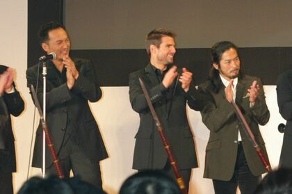 ’03年の映画『ラストサムライ』のジャパンプレミアではトム・クルーズを挟んで渡辺謙と真田広之