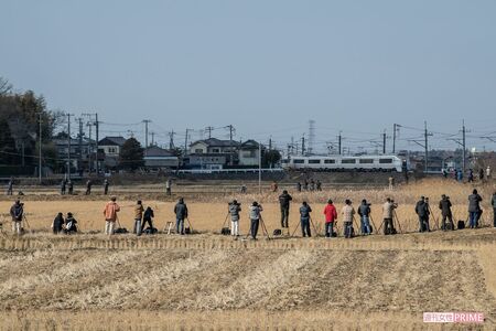 ベストタイミングを狙う、撮り鉄たち　撮影／週刊女性写真班
