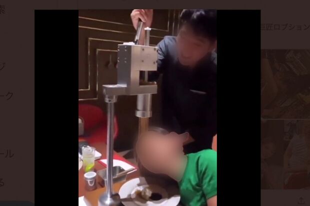 ネット上に拡散されているA氏と客。モンブランを顔にかける姿が炎上して…（ツイッターより）