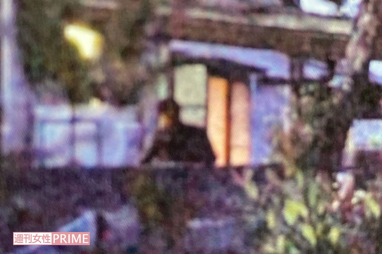 周囲をうかがいながらA子さんの自宅にあえて勝手口から入る松本憲二議員