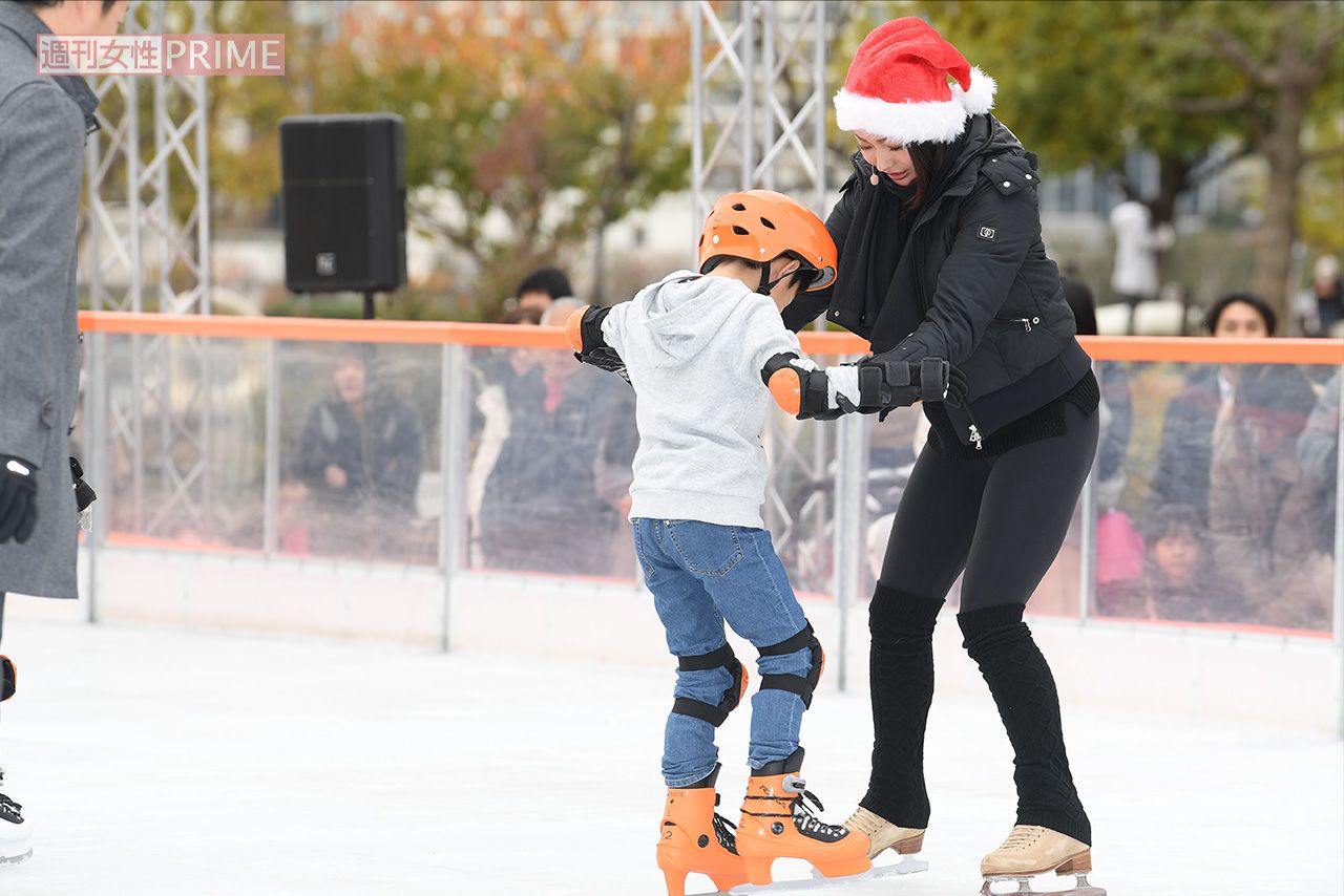 '19年、スケートリンクのオープニングイベントで参加した子どもにスケートを教える安藤美姫