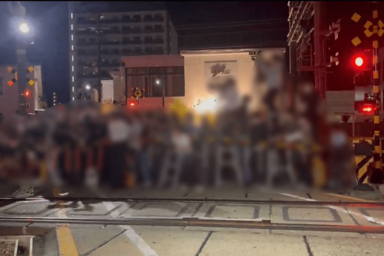 線路内に脚立を持ち込むなど、レア車両を狙い集まった“撮り鉄”（Xで拡散されている動画のスクリーンショット）