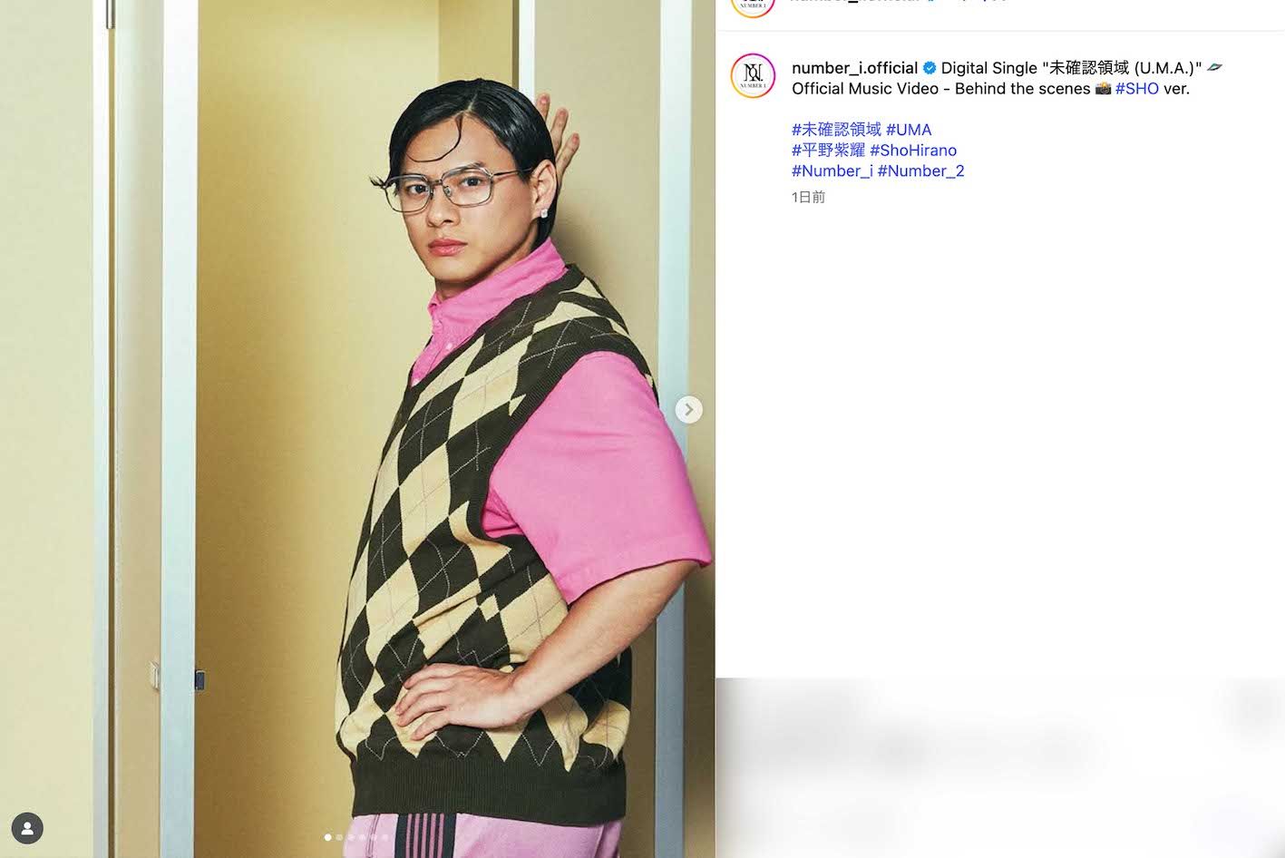 『未確認領域(U.M.A.)』MVビハインドシーンの平野紫耀。7:3分けに銀縁眼鏡の姿と、若々しいスタイルにキメ顔姿のギャップが話題に（Number_i公式インスタグラムより）