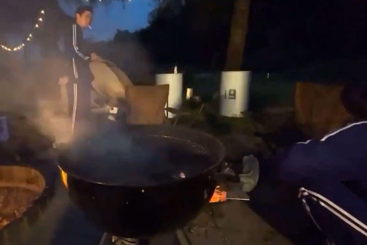 SixTONESのYouTube動画内で田中樹（左奥）がタバコらしきモノをくわえて…