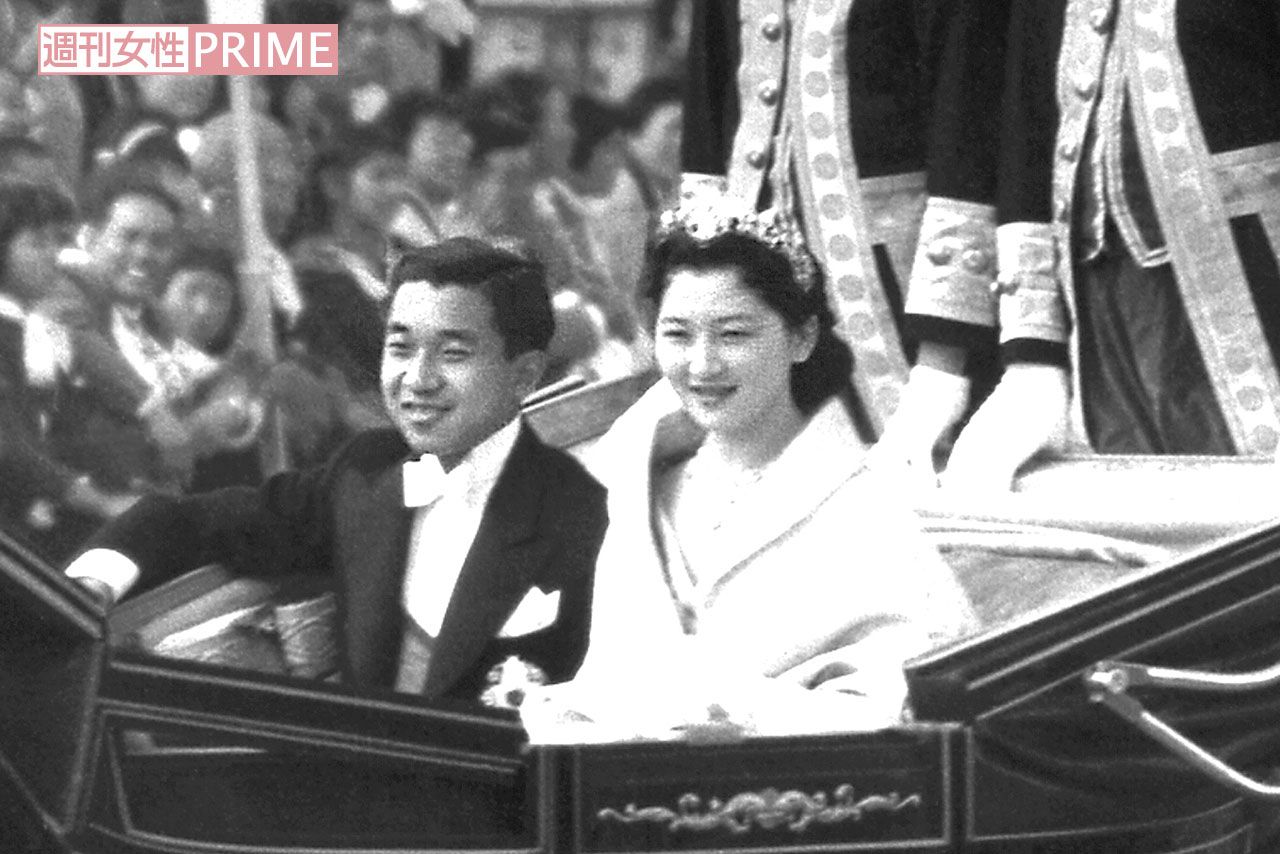 約9キロメートルのコースを馬車に乗って移動された皇太子ご夫妻（当時）のご成婚パレード（1959年4月）