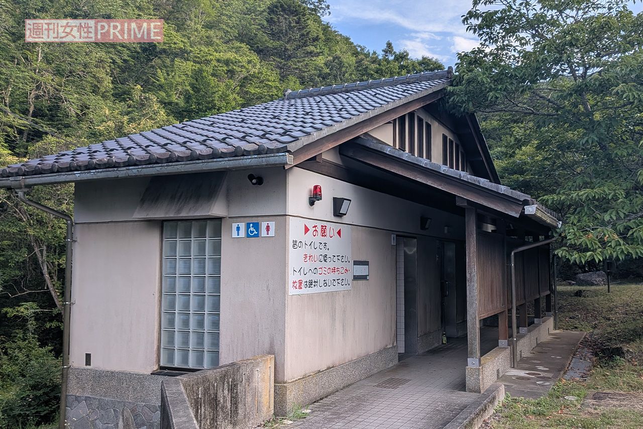 犯行現場とされる公衆トイレの横には安達結希くんを偲ぶ鈴とプレートがつるされていた