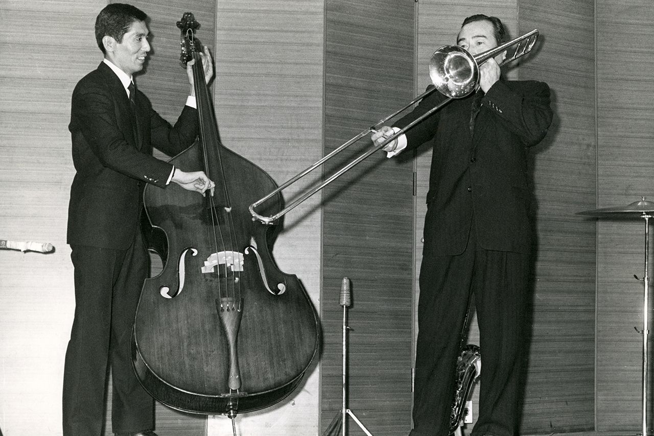 ベースを弾く犬塚弘（左）