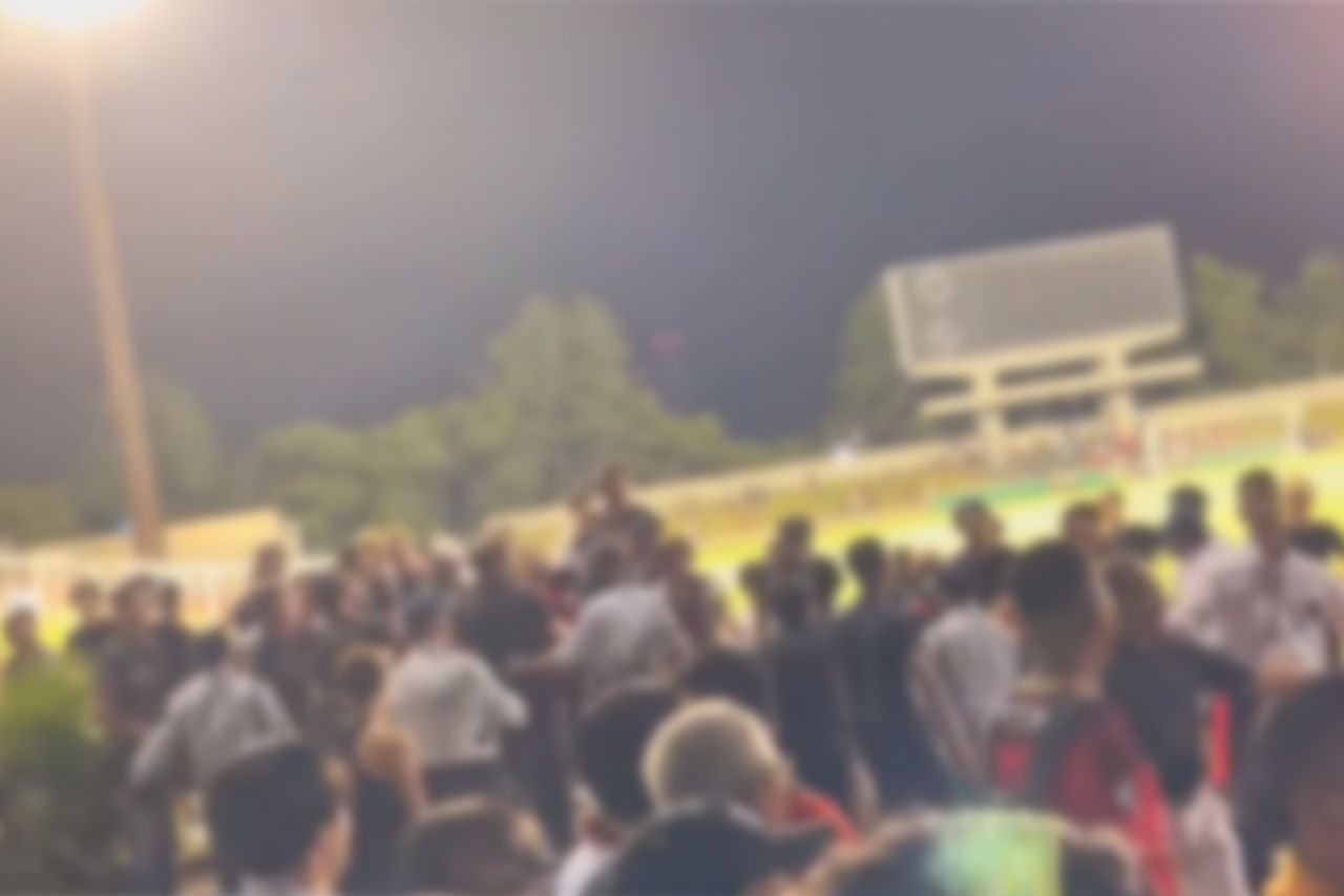 観客が暴動の様子を撮影していると…（SNSより、以下同）