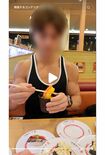『かっぱ寿司』に生卵を持ち込む外国人男性(本人TikTokより)