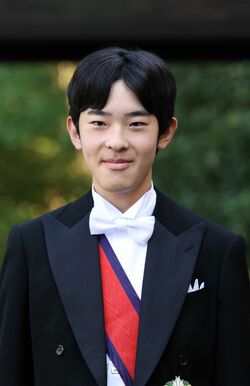 燕尾服姿の悠仁さま