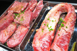 ガリタ盛り。特にドラゴカルビ（右）のインパクトが絶大だ