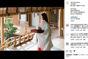 『光る君へ』公式インスタグラムで公開された、第14話の場面写真で凛とした佇まいの吉高由里子