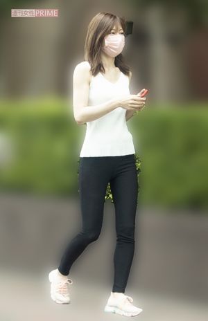 6月上旬、新居から子どもを学校へ送る熊田。現在は、3人の娘と母と5人で生活している